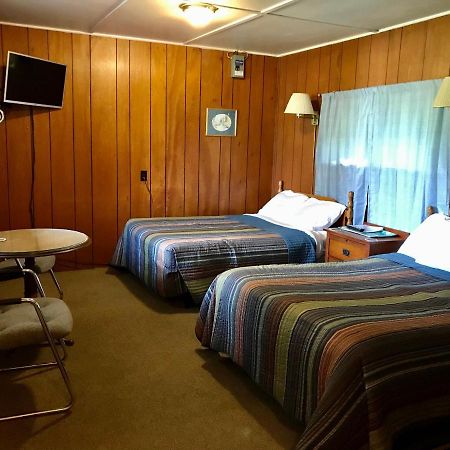 Round Lake Chamber Lane Motel מראה חיצוני תמונה