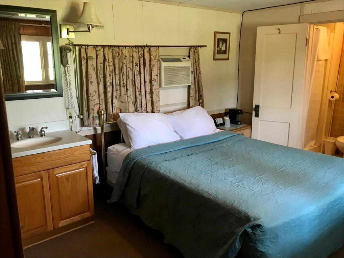 Round Lake Chamber Lane Motel מראה חיצוני תמונה