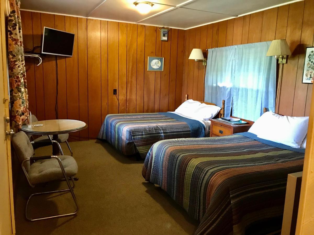 Round Lake Chamber Lane Motel מראה חיצוני תמונה