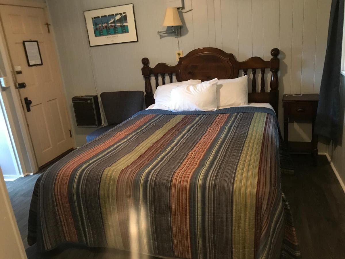 Round Lake Chamber Lane Motel מראה חיצוני תמונה