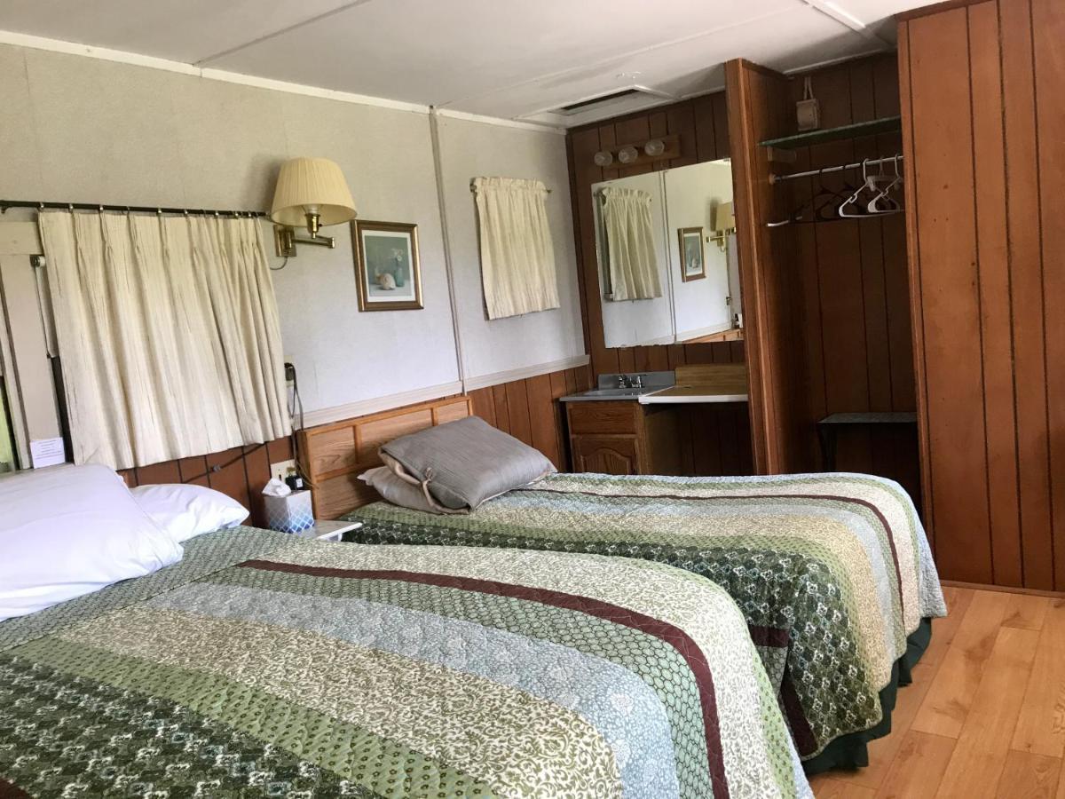 Round Lake Chamber Lane Motel מראה חיצוני תמונה