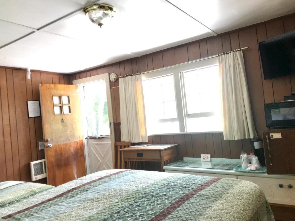 Round Lake Chamber Lane Motel מראה חיצוני תמונה