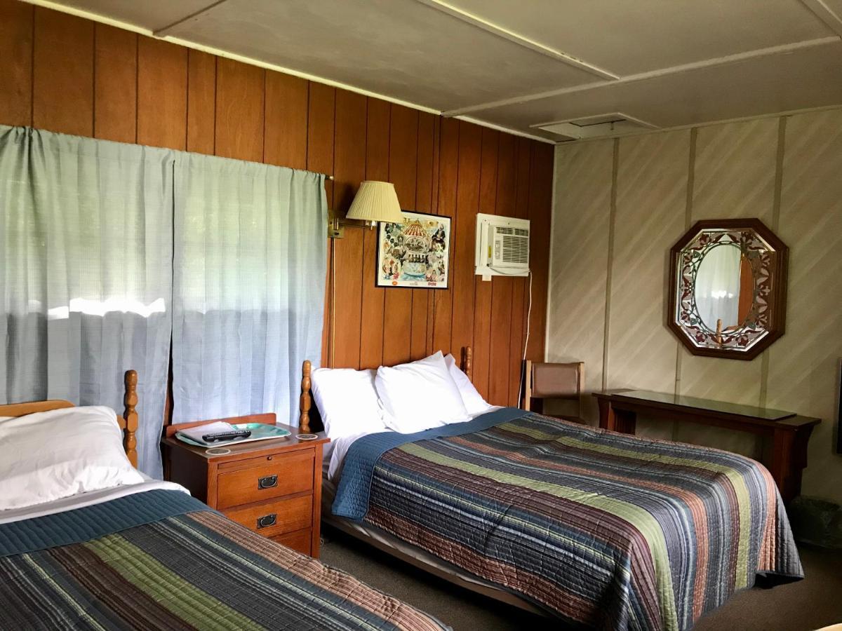 Round Lake Chamber Lane Motel מראה חיצוני תמונה