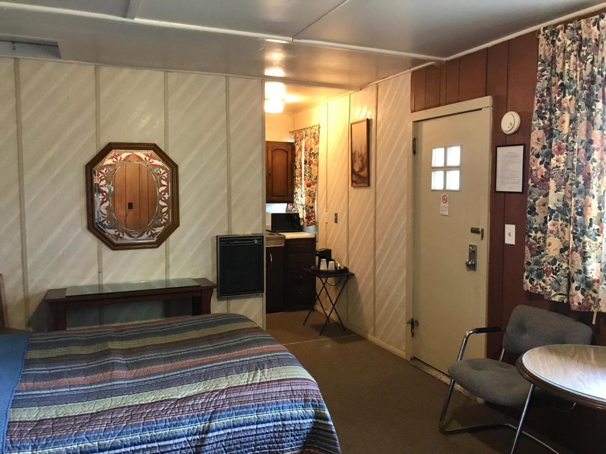 Round Lake Chamber Lane Motel מראה חיצוני תמונה
