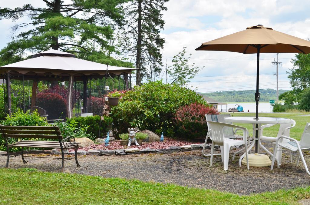 Round Lake Chamber Lane Motel מראה חיצוני תמונה