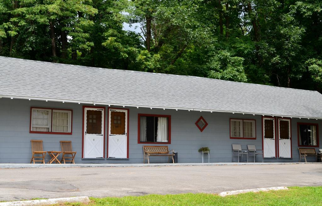 Round Lake Chamber Lane Motel מראה חיצוני תמונה