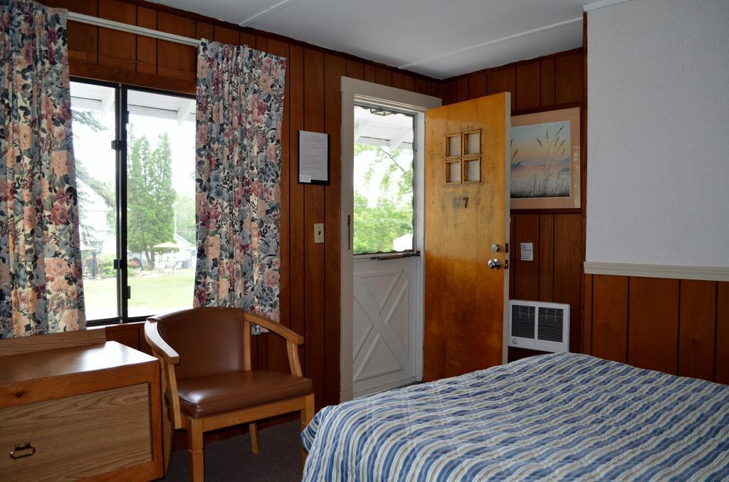 Round Lake Chamber Lane Motel מראה חיצוני תמונה