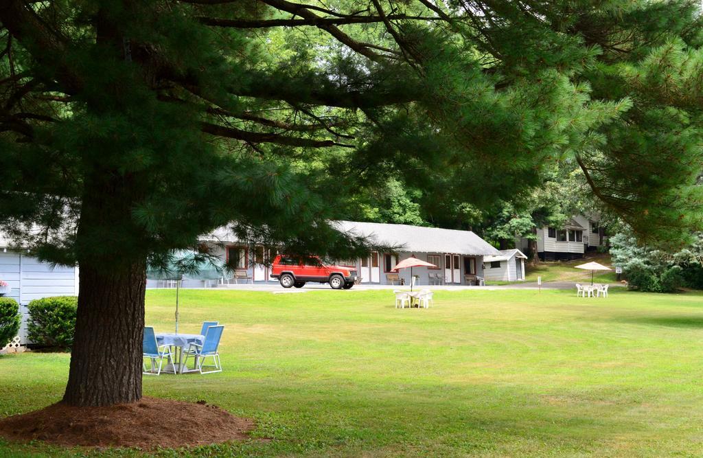 Round Lake Chamber Lane Motel מראה חיצוני תמונה