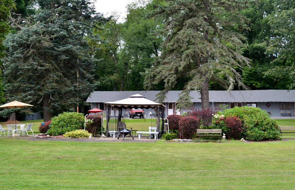 Round Lake Chamber Lane Motel מראה חיצוני תמונה
