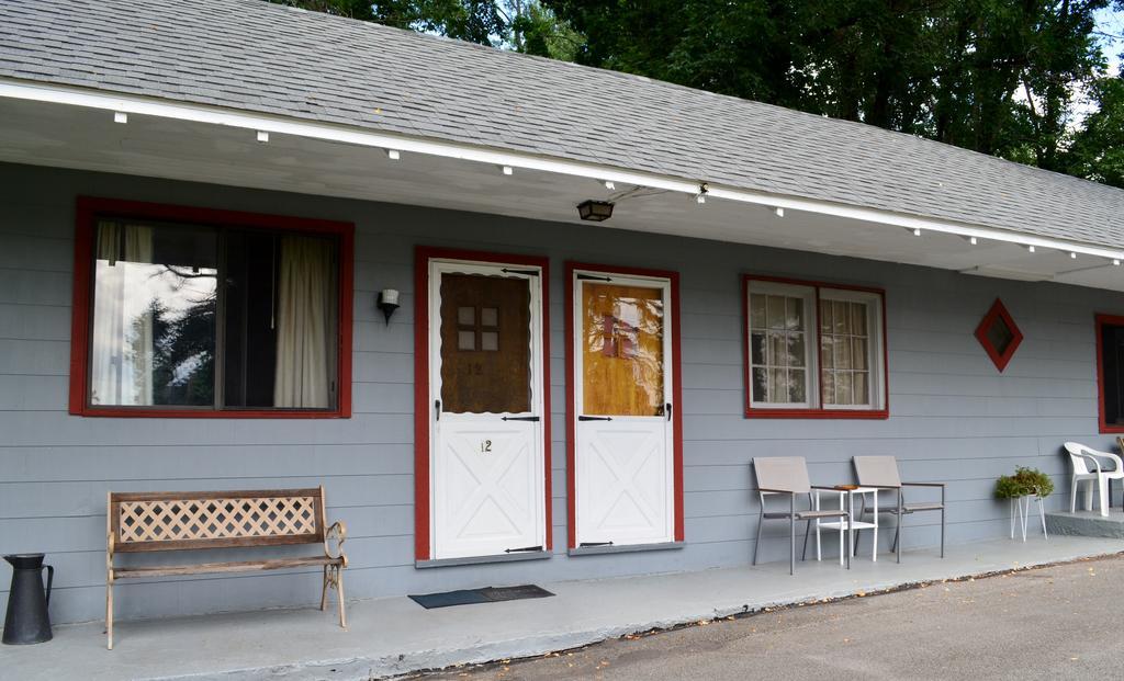 Round Lake Chamber Lane Motel מראה חיצוני תמונה