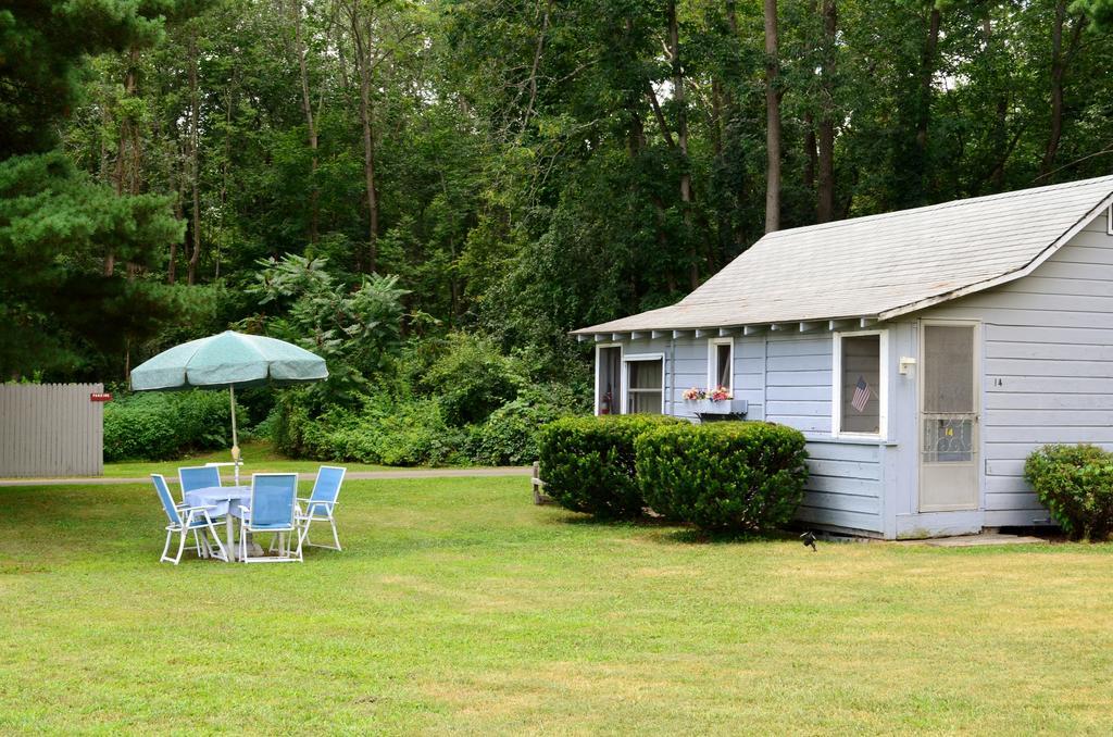 Round Lake Chamber Lane Motel מראה חיצוני תמונה