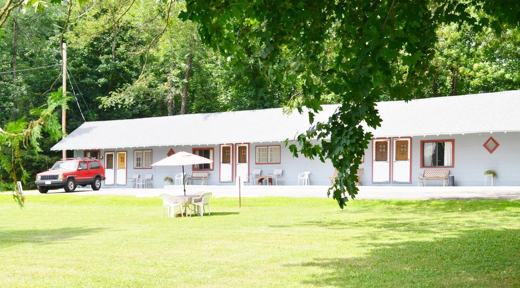 Round Lake Chamber Lane Motel מראה חיצוני תמונה