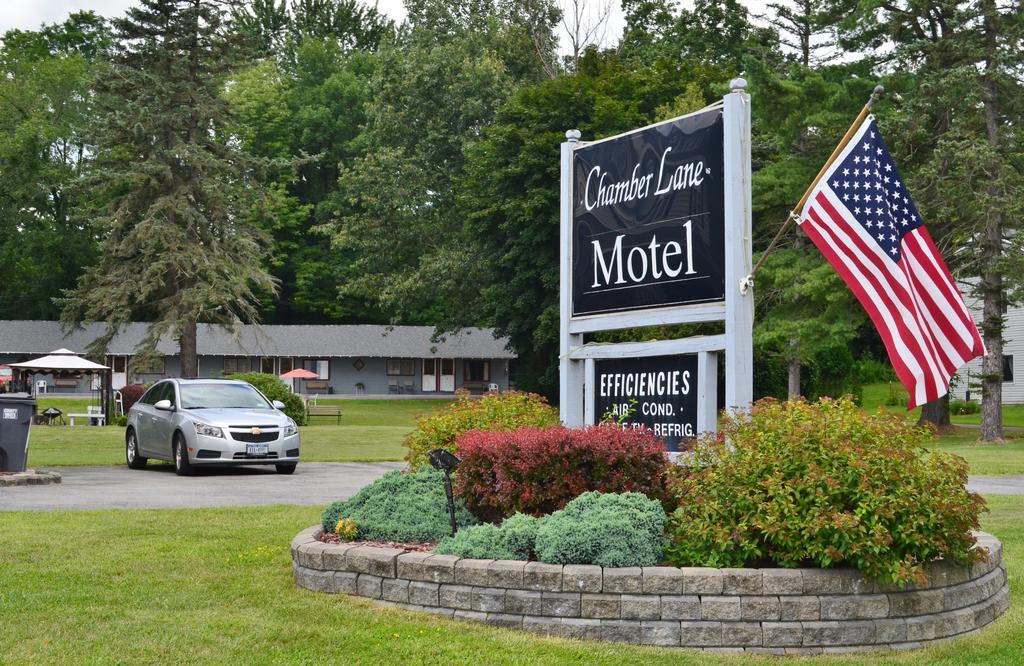 Round Lake Chamber Lane Motel מראה חיצוני תמונה