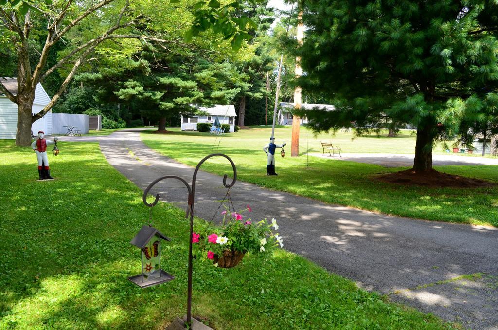Round Lake Chamber Lane Motel מראה חיצוני תמונה