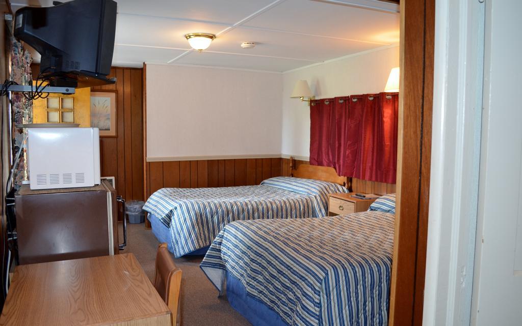 Round Lake Chamber Lane Motel חדר תמונה