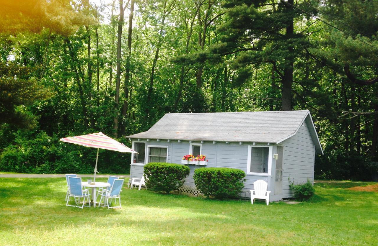 Round Lake Chamber Lane Motel מראה חיצוני תמונה