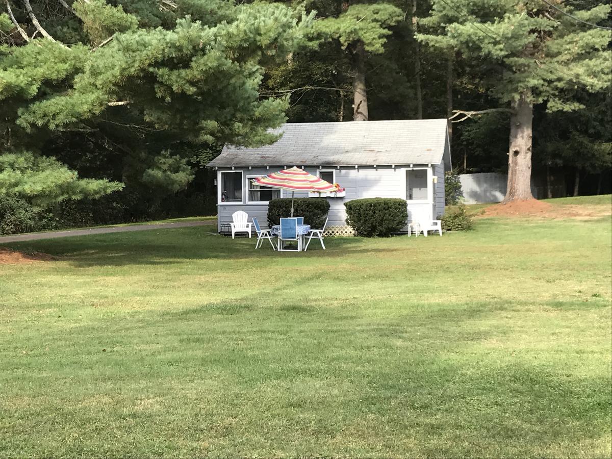 Round Lake Chamber Lane Motel מראה חיצוני תמונה