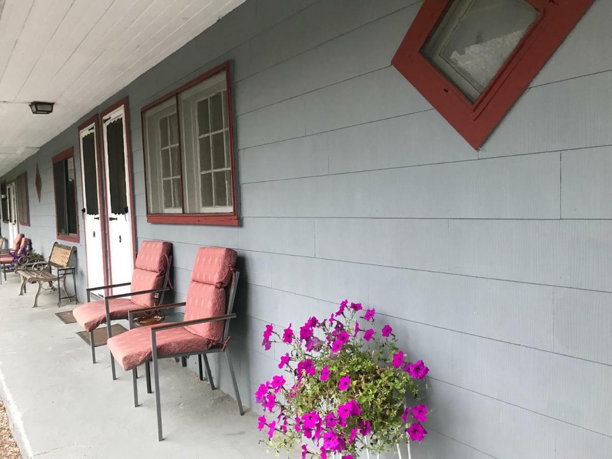Round Lake Chamber Lane Motel מראה חיצוני תמונה